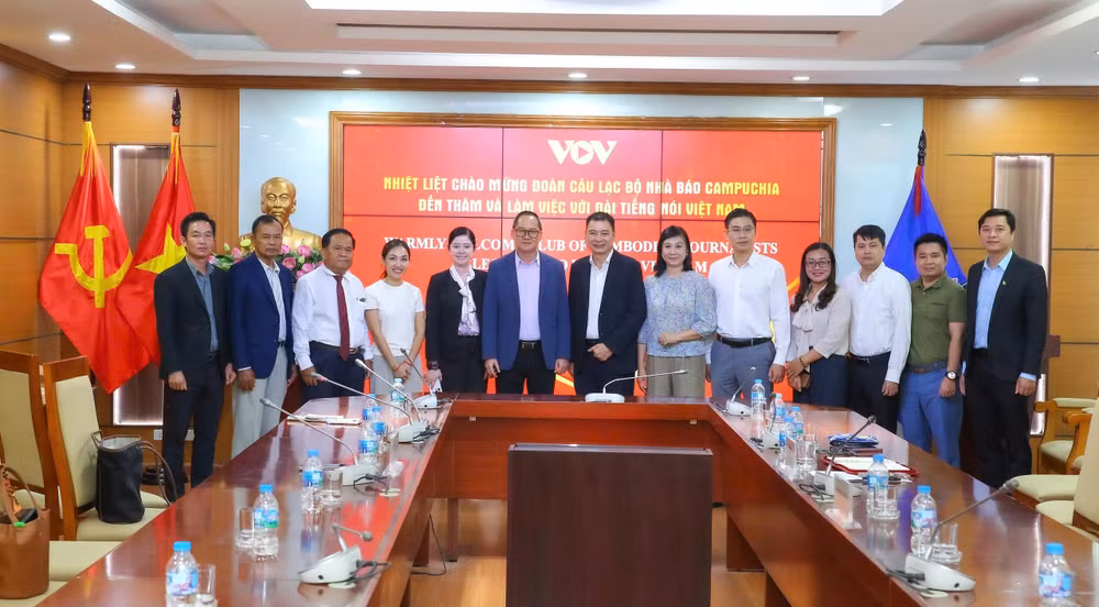 doan-cau-lac-bo-nha-bao-campuchia-tham-va-lam-viec-voi-dai-tieng-noi-viet-nam-vov-trong-khuon-kho-tang-cuong-hop-tac-bao-chi-hai-nuoc.jpg