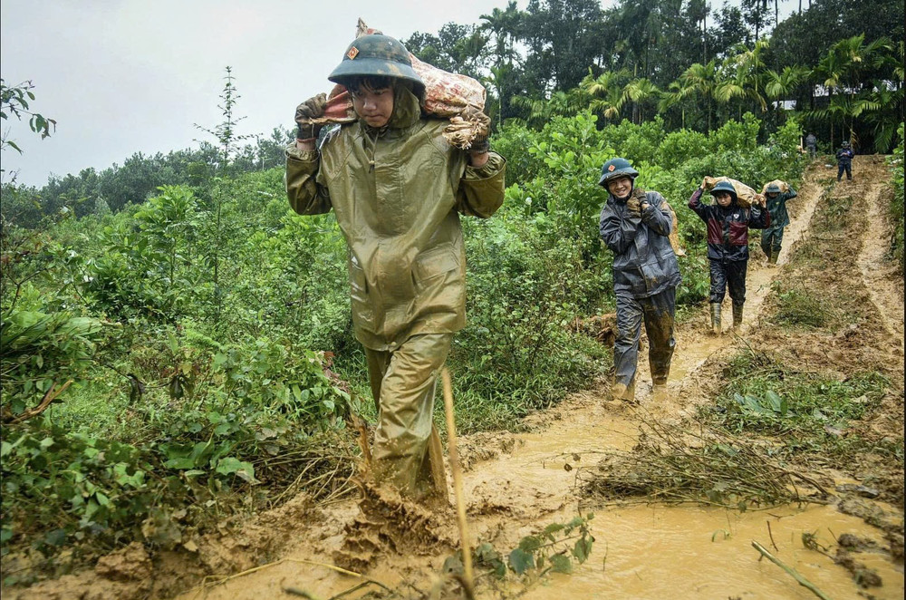 Những hình ảnh người lính giúp dân trong điều kiện khó khăn là chất liệu để báo chí quân đội xây dựng, lan tỏa hình tượng Bộ đội Cụ Hồ và những giá trị trách nhiệm, nhân ái của con người Việt Nam. Ảnh: Việt Trung. a2.jpg