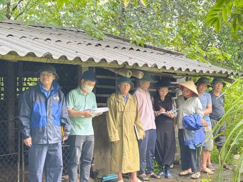 can-bo-xa-chuong-duong-gong-minh-trien-khai-cong-tac-giai-phong-mat-bang-la-xa-co-nhieu-du-an-lon-duoc-trien-khai-do-vay-khoi-luong-cong-viec-la-rat-lon.jpg