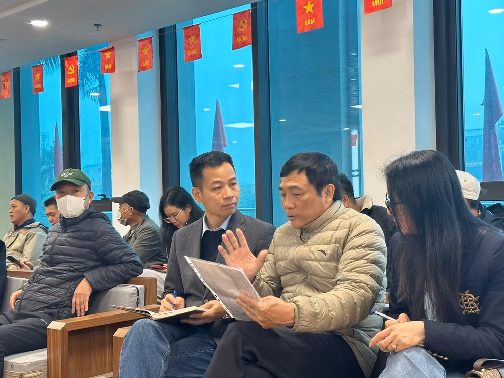 nhom-tac-gia-trao-doi-voi-cong-dan-xa-dong-anh.jpg