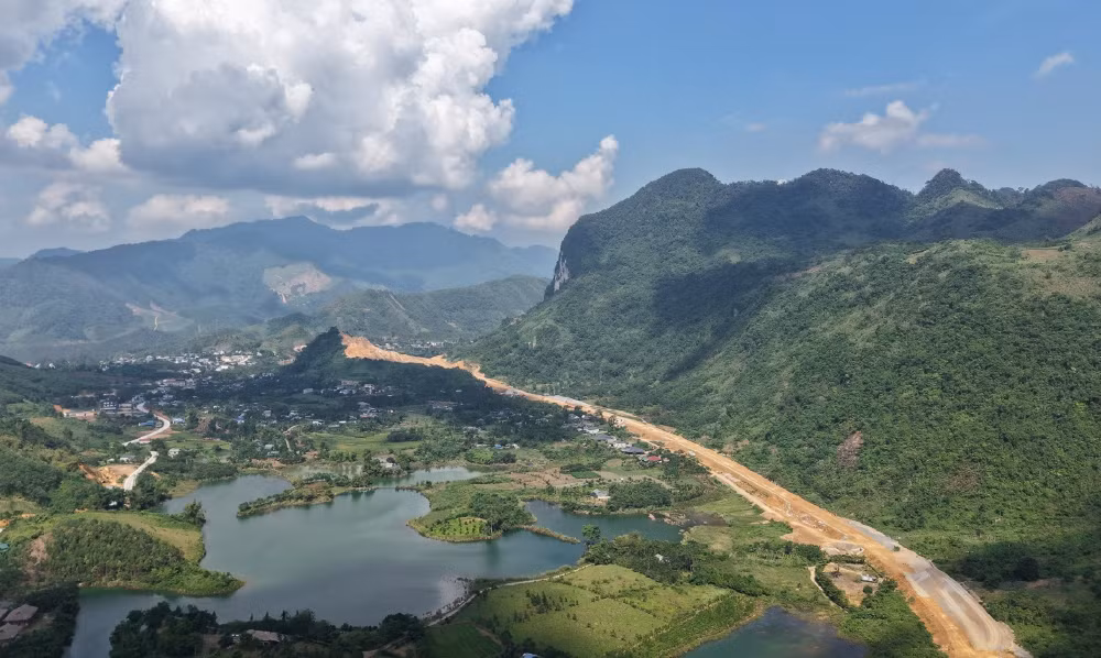 anh-1-dau-tu-xay-dung-ha-tang-giao-thong-dang-dung-truoc-khoi-luong-cong-viec-lon-chua-tung-co-dai-hoi-xiv-cua-dang-tiep-tuc-xac-dinh-phat-trien-ket-cau-ha-tang-la-mot-trong-nhung-dot-pha-chien.jpg