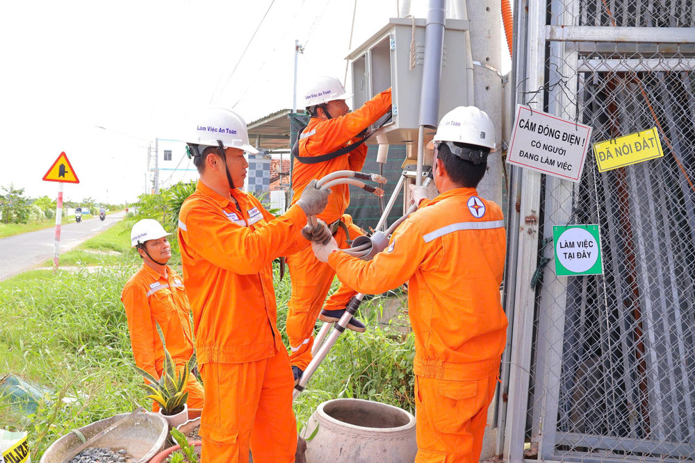 Nhân viên Điện lực Chợ Gạo kiểm tra, bảo trì thiết bị tại trạm điện, chủ động xử lý các nguy cơ mất an toàn trong mùa mưa bão. kich-thuoc-qc-bao-gay.jpg