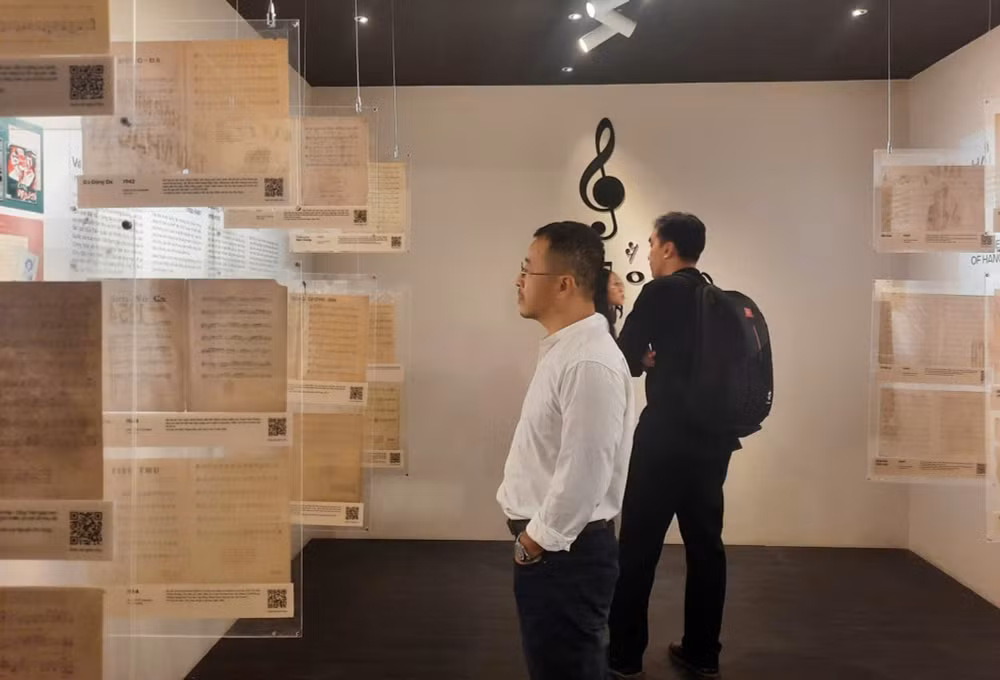 Không gian triển lãm “Hướng về thành phố xa xưa: Hai thập niên tân nhạc Hà Nội 1934 - 1954”. 1.jpg