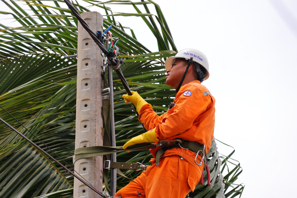 Nhân viên Điện lực Mỹ Tho kiểm tra, xử lý các mối nối, chủ động xử lý các nguy cơ mất an toàn trong mùa mưa bão. img-6471-1.jpg