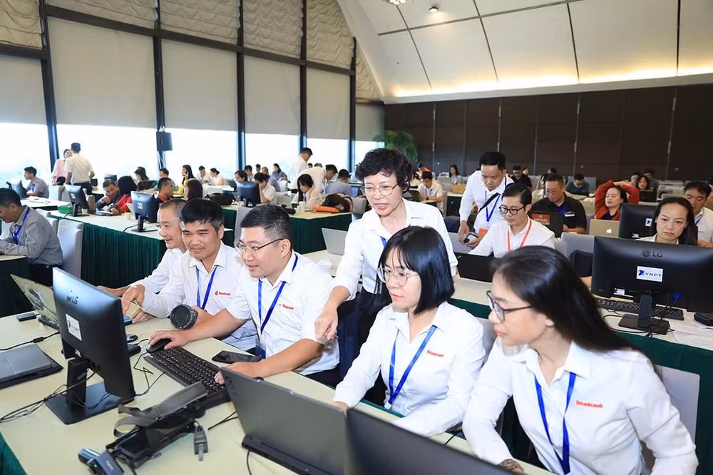 nha-bao-le-thi-huong-bao-hanoimoi-nay-la-phong-thoi-su-co-quan-bao-va-phat-thanh-truyen-hinh-ha-noi-nguoi-dung-trong-mot-lan-tac-nghiep.jpg