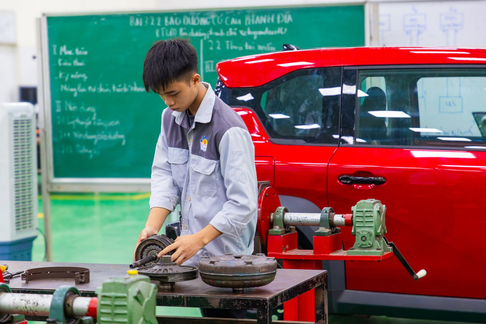Trong trường hợp nội dung đào tạo có tính đặc thù, cần tổ chức ngoài khung giờ trên, cơ sở đào tạo có thể chủ động bố trí nhưng phải tuân thủ quy định về thời gian làm việc, nghỉ ngơi, an toàn, vệ sinh lao động và sức khỏe người học, đặc biệt với người chưa thành niên. Ảnh: HNIVC 801582313-1407691291496990-4865155642450259696-n.jpg