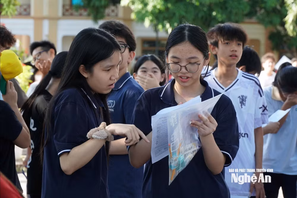 bna-cac-thi-sinh-nan-lai-sau-gio-thi-de-kiem-tra-lai-dap-an-anh-my-ha.jpg