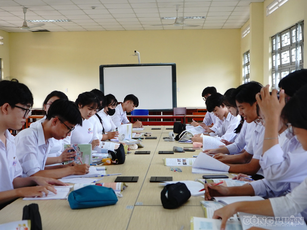 Bộ cũng yêu cầu không xây dựng các báo cáo trung gian không cần thiết, không yêu cầu giáo viên, nhà trường báo cáo lại những thông tin, số liệu đã có trên cơ sở dữ liệu dùng chung của ngành, trừ trường hợp pháp luật hoặc cấp có thẩm quyền quy định. clo_br_dsc03115.jpg