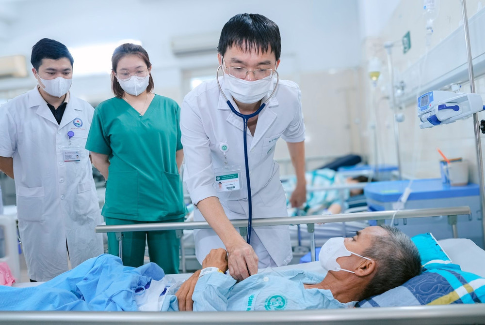 TS.BS Nguyễn Hữu Trường thăm khám cho bệnh nhân điều trị tại Trung tâm Dị ứng - Miễn dịch lâm sàng. Ảnh: Đỗ Hằng 744f0276-a9be-43fc-a406-b45e81d4fb21-dsc2044.jpg