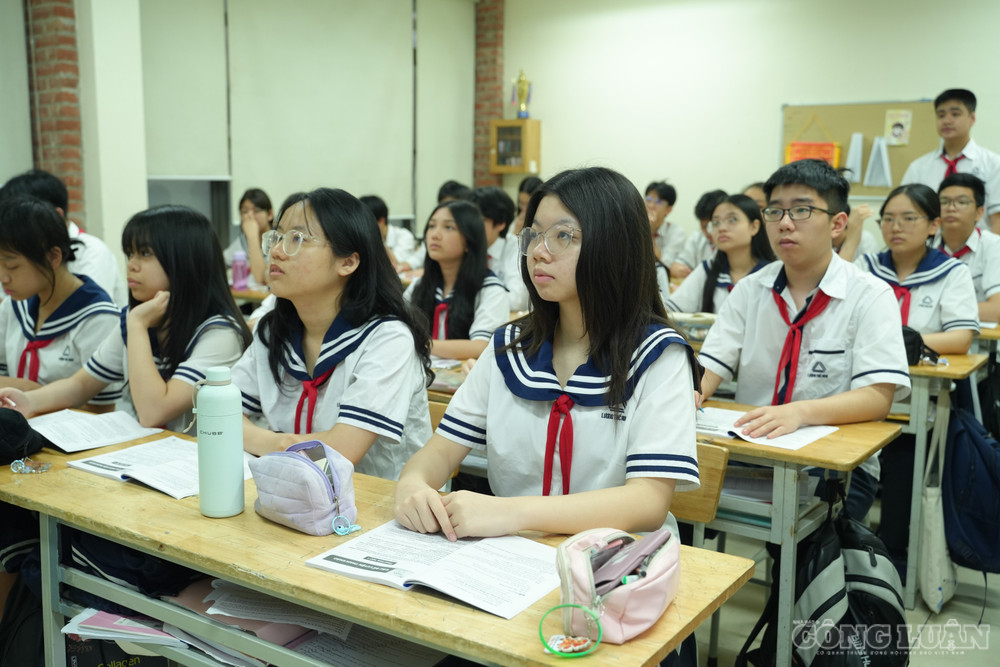 Học sinh bậc THCS, THPT có thể thi trên máy tính, bên cạnh hình thức trên giấy hoặc qua bài thực hành như hiện nay, theo dự kiến của Bộ Giáo dục và Đào tạo. clo_br_dsc07808.jpg