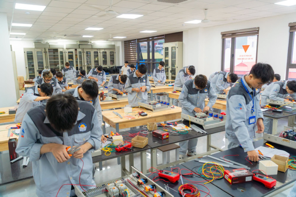 Chương trình được thực hiện trong 3 năm học, tương ứng từ lớp 10 đến lớp 12. Mỗi năm có 35 tuần; mỗi ngày học một buổi, không bố trí quá 5 giờ học mỗi buổi, mỗi giờ kéo dài 45 phút. Ảnh: HNIVC 819384301-4397595293788755-888317593490512862-n.jpg
