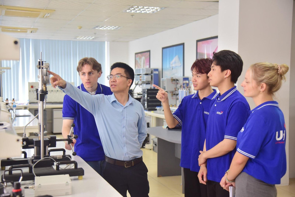 Dự thảo yêu cầu các chủ thể tăng cường công khai thông tin, cập nhật dữ liệu, báo cáo và giải trình. Cơ quan quản lý sẽ có thêm cơ chế giám sát, đánh giá mức độ tuân thủ và phân loại rủi ro để lựa chọn phương thức kiểm tra phù hợp. Ảnh: MOET anh-3-phong-thi-nghiem-usth.jpg
