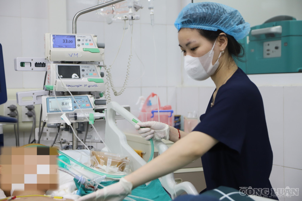 Nhân viên y tế Bệnh viện Bệnh nhiệt đới Trung ương chăm sóc cho bệnh nhân. clo_br_img.jpg