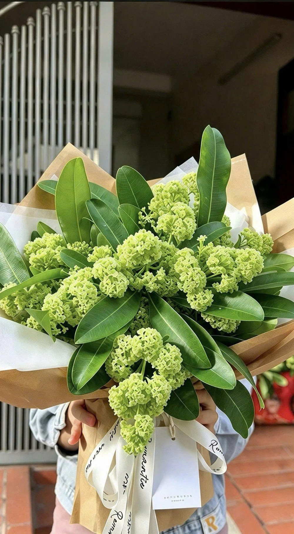 Chị Thu Hương bận rộn bó hoa sữa sau khi video đăng tải trên mạng xã hội đã thu hút nhiều khách hàng hỏi mua. Ảnh: Nhân vật cung cấp 1792453696124-1851540410430157886-7852334279340476790-d905c86404a2b6c26cee959f006b3f41.jpg