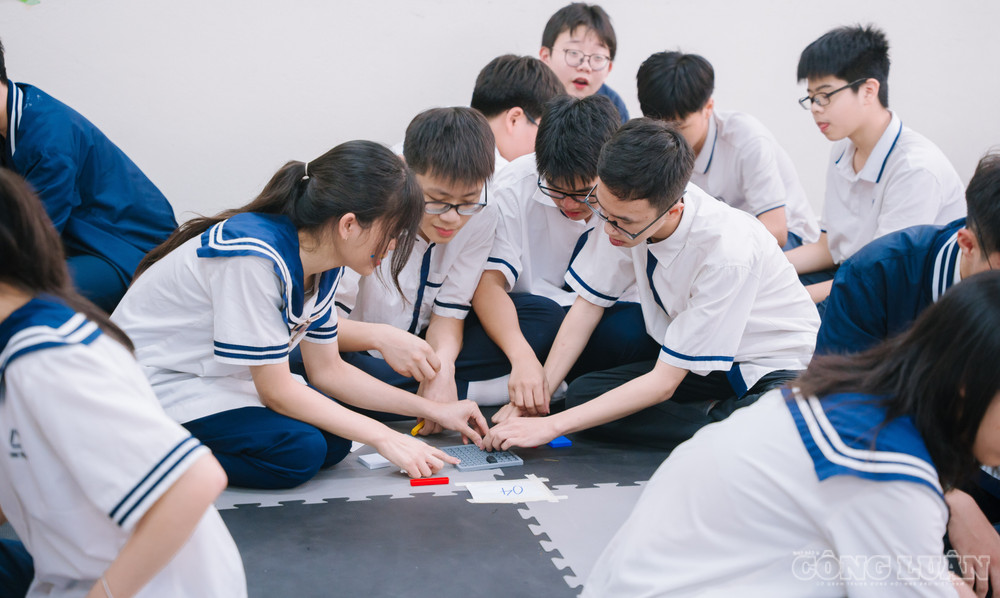 Nhà trường cần trang bị cho học sinh kỹ năng nhận diện và điều chỉnh cảm xúc, biết tạm dừng khi tức giận, suy nghĩ trước khi hành động và lựa chọn cách ứng xử phù hợp. Thông qua các tình huống thực tế, hoạt động đóng vai, thảo luận nhóm, học sinh có thể học cách bày tỏ bất đồng, lắng nghe quan điểm khác biệt, thương lượng và tìm kiếm sự trợ giúp khi cần thiết. clo_br_dsc05454-6164.jpg