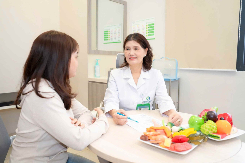 Theo bác sĩ Hương, viên sủi vitamin C chỉ nên sử dụng khi có nhu cầu, đúng liều lượng và không nên dùng kéo dài để tránh những tác dụng không mong muốn. Ảnh: Diễm Ly 1791430670861-495643.jpg
