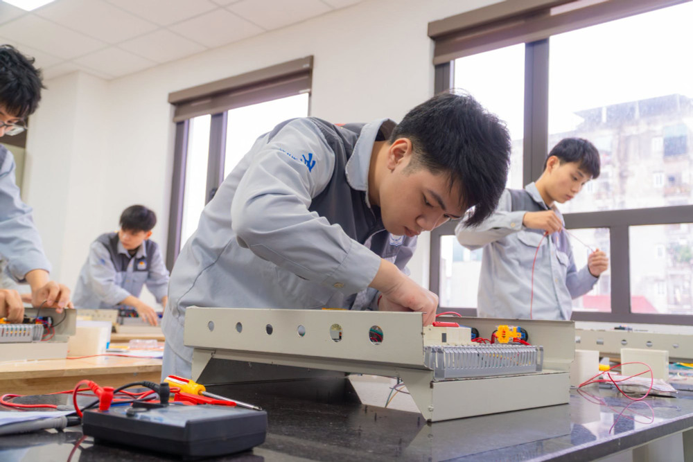 Người học vào năm thứ nhất phải hoàn thành chương trình giáo dục THCS hoặc có bằng tốt nghiệp THCS hoặc tương đương trở lên. Ảnh: HNIVC 816178401-1780096359974682-5891743426775496832-n.jpg