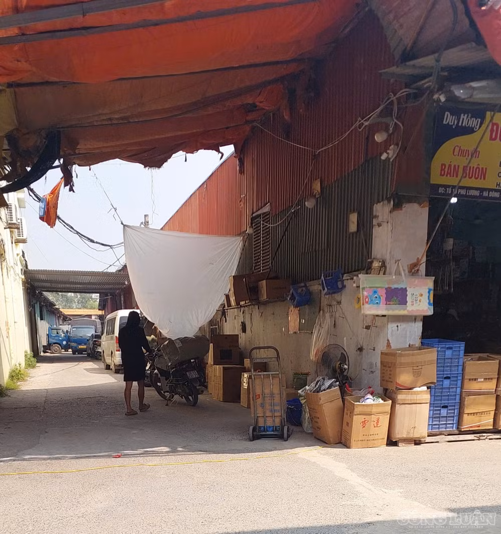 clo_br_nhieu-phuong-tien-ra-vao-tai-mot-ngo-nho-co-nhieu-kho-xuong-tren-duong-bac-lam-6338.jpg