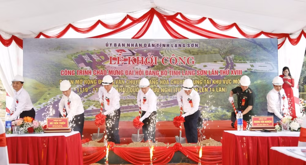 Các đại biểu thực hiện lễ gắn biển Dự án Mở rộng đường vận chuyển hàng hoá chuyên dụng khu vực mốc 1119 - 1120 Cửa khẩu Quốc tế Hữu Nghị.