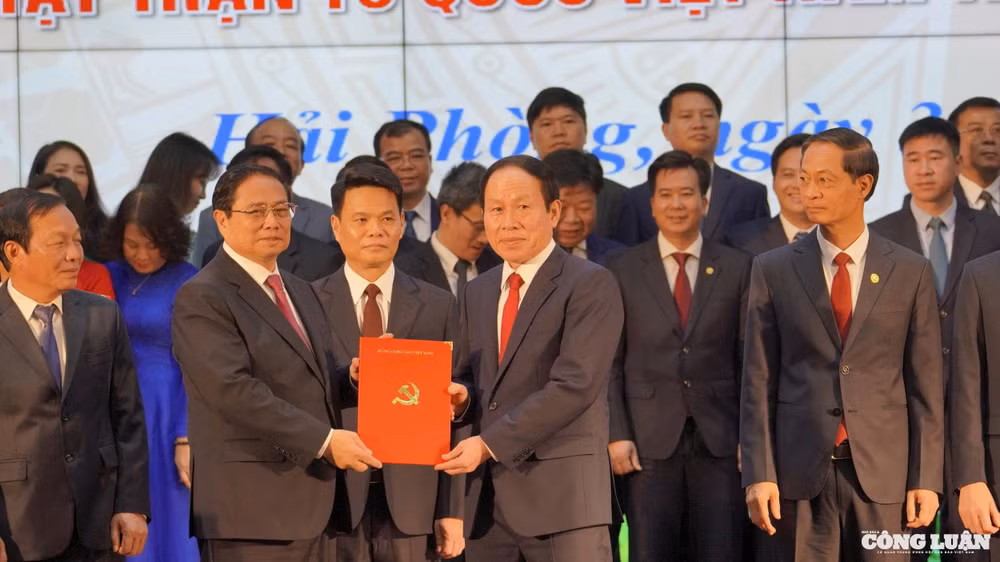 Thủ tướng Phạm Minh Chính trao quyết định cho đồng chí Lê Tiến Châu, Bí thư Thành ủy Hải Phòng mới nhiệm kỳ 2020-2025.
