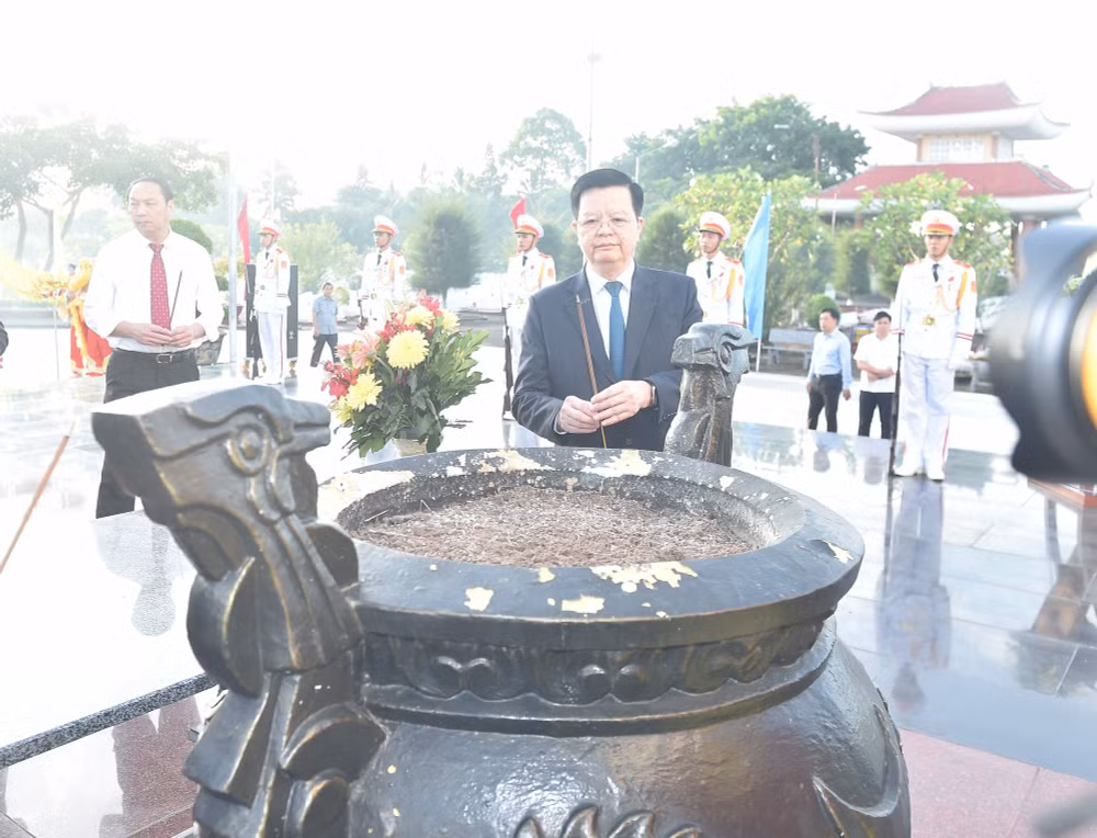 anh-5-pho-thu-tuong-dang-huong-tai-nghia-trang-liet-si-tinh-an-giang-1751256746657290739616.jpeg