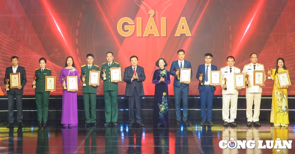 trao giai cuoc thi chinh luan ve bao ve nen tang tu tuong cua dang lan thu iii hinh 3