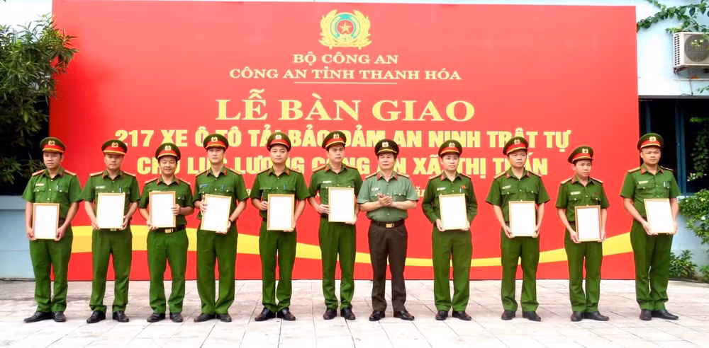 cong an thanh hoa ban giao 217 xe o to tai cho cong an xa thi tran hinh 2