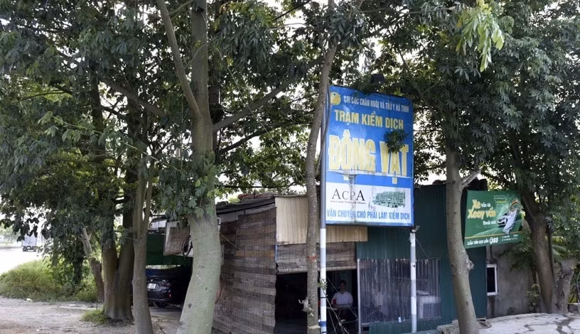 bat hai nhan vien tram kiem dich dong vat voi vinh tien cua xe cho lon hinh 1