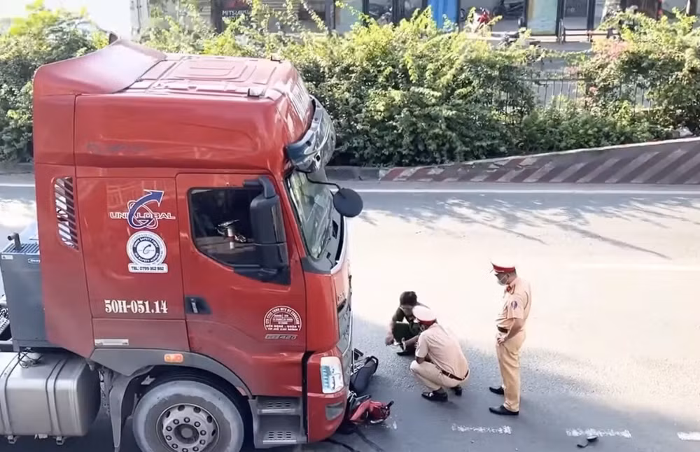 tp hcm nga xuong duong sau va cham voi container nam bao ve bi xe can tu vong hinh 1