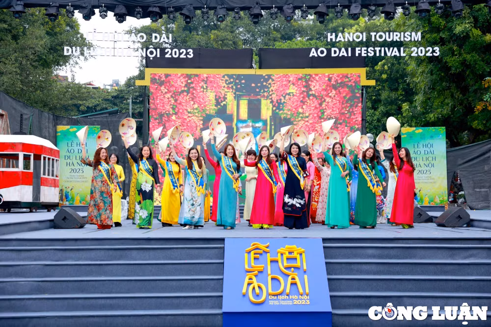 man dong dien ao dai an tuong cua 1000 nguoi dan thu do o pho di bo ho guom hinh 2