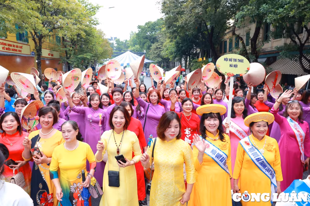 man dong dien ao dai an tuong cua 1000 nguoi dan thu do o pho di bo ho guom hinh 14