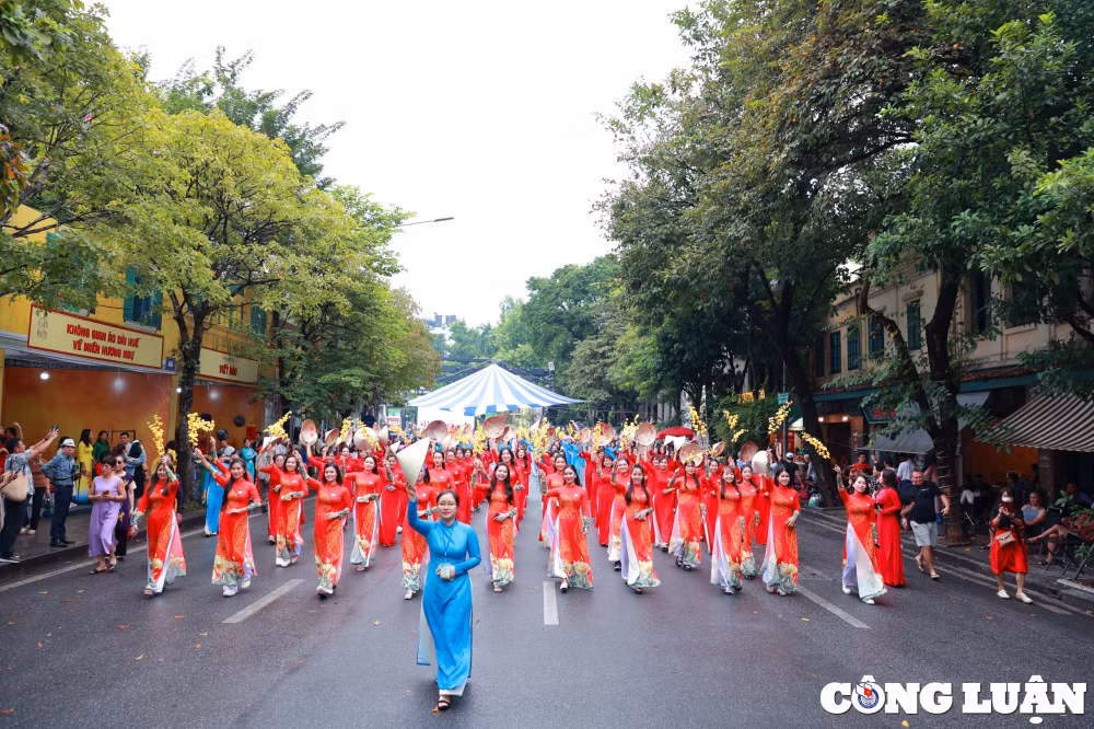 man dong dien ao dai an tuong cua 1000 nguoi dan thu do o pho di bo ho guom hinh 12