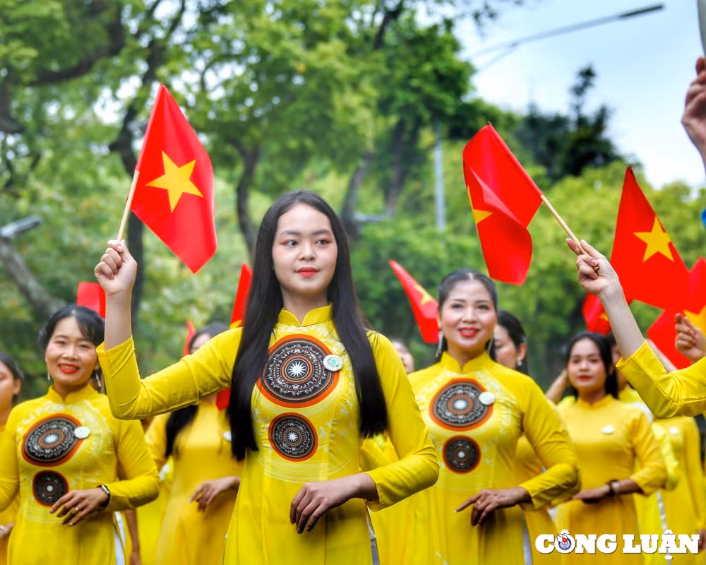 man dong dien ao dai an tuong cua 1000 nguoi dan thu do o pho di bo ho guom hinh 9