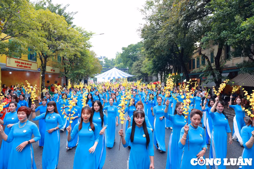 man dong dien ao dai an tuong cua 1000 nguoi dan thu do o pho di bo ho guom hinh 13