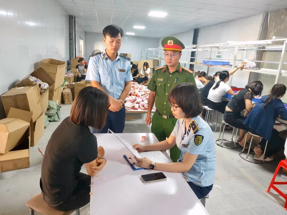 ha nam phat hien thu giu mat hang thuoc la dien tu trai phep lon nhat tu truoc den nay hinh 1