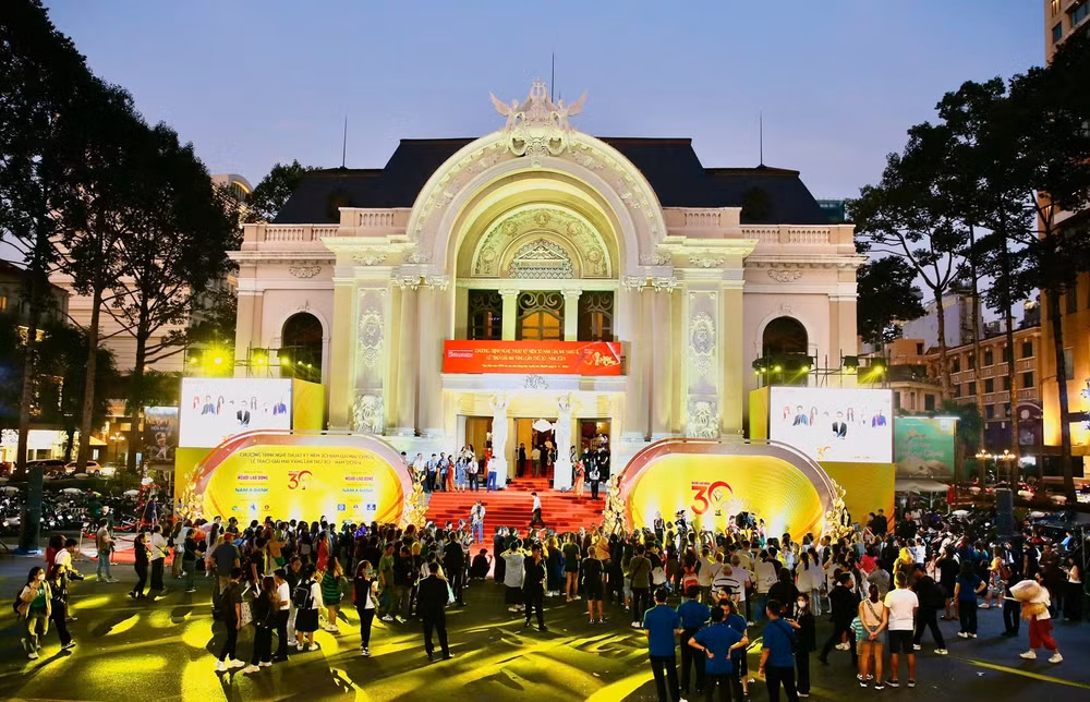 le trao giai mai vang lan thu 30 2024 an tuong hoanh trang va ngap tran su tri an den hang tram nghe si hinh 1