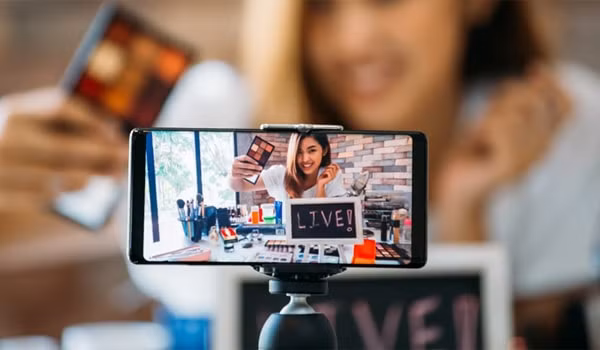 nam 2024 nganh ban le viet nam chung kien su bung no cua mo hinh livestream ban hang hinh 2