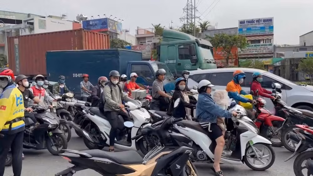 tp hcm tai nan giua xe cho rac va xe dap mot cu ong nguy kich hinh 1