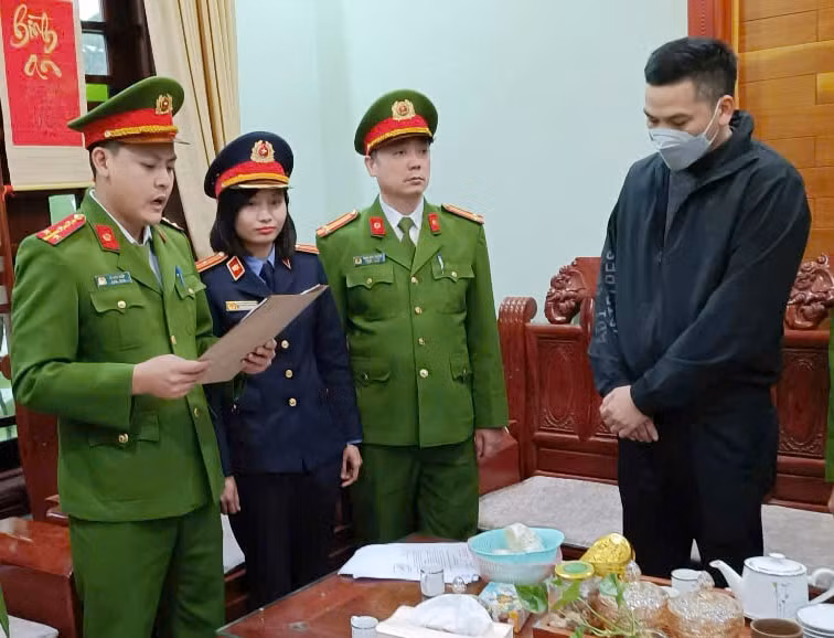 khoi to giam doc doanh nghiep tai quang binh ve hanh vi mua ban trai phep hoa don hinh 1