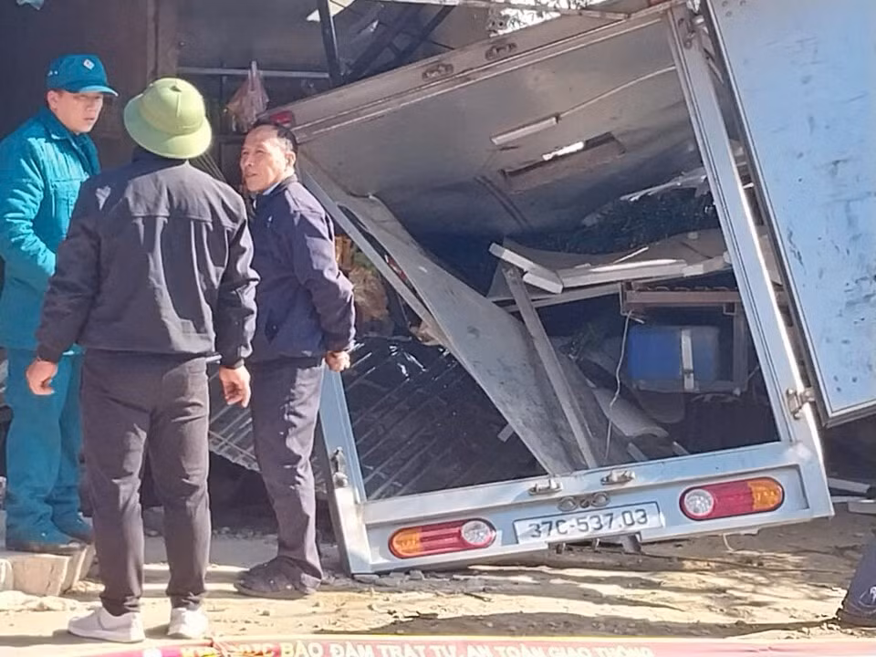 xe o to tai mat lai dam vao nha dan khien 6 nguoi tu vong o nghe an hinh 2