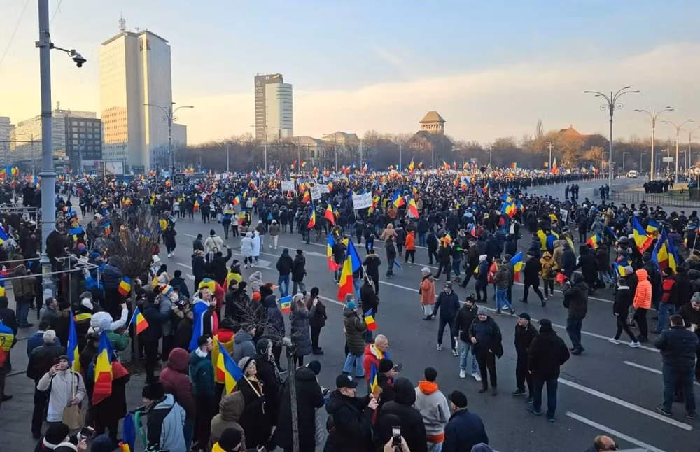 romania bieu tinh ram ro yeu cau tien hanh lai cuoc bau cu bi huy bo hinh 1