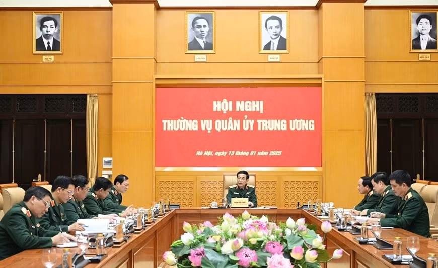 dai tuong phan van giang chu tri hoi nghi thuong vu quan uy trung uong hinh 1