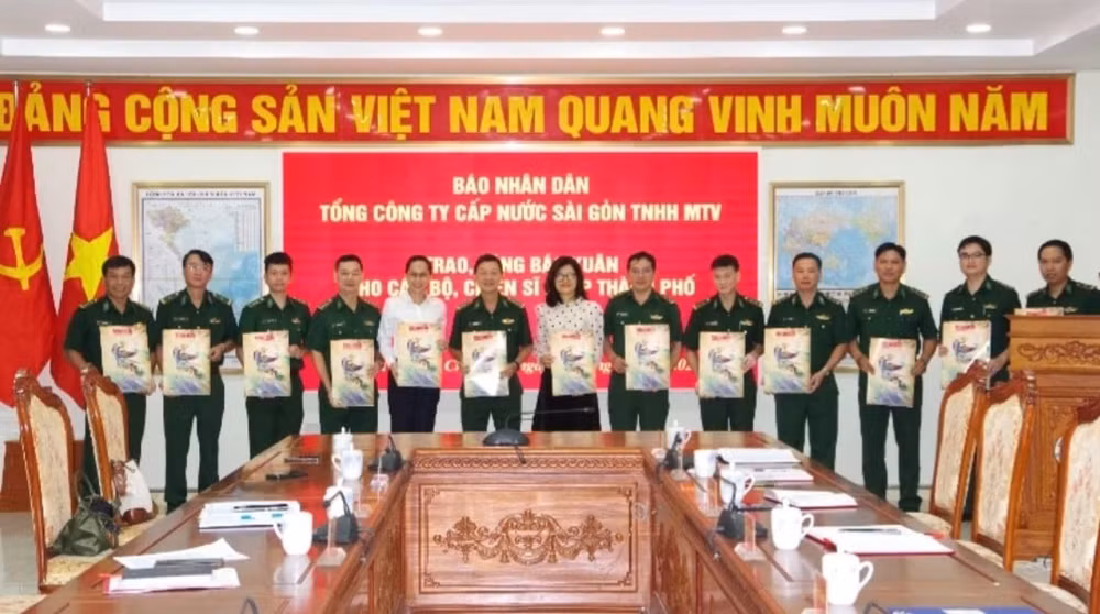 bao nhan dan trao tang bao xuan den can bo chien si bo doi bien phong hinh 1