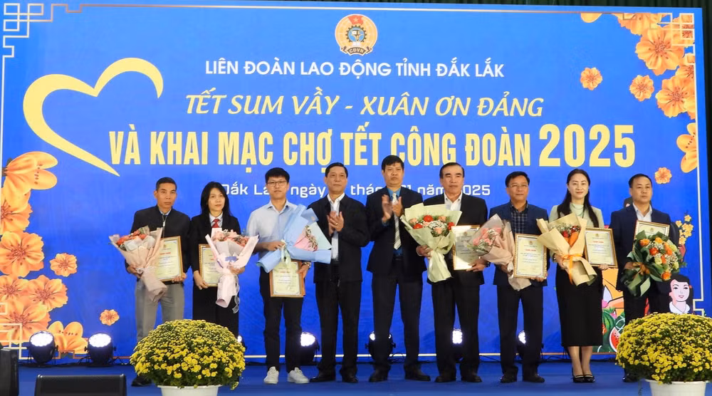 am long nguoi lao dong tinh dak lak voi nhung phan qua tu lien doan lao dong hinh 1