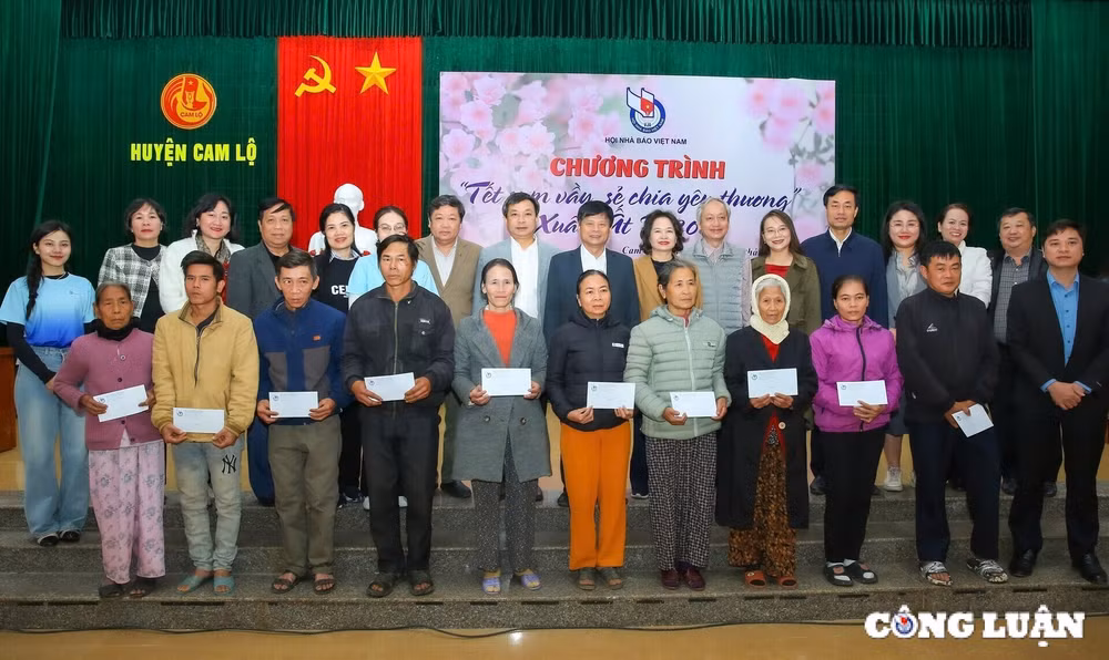 hoi nha bao viet nam gop tet am cho dong bao ngheo huyen cam lo tinh quang tri hinh 10