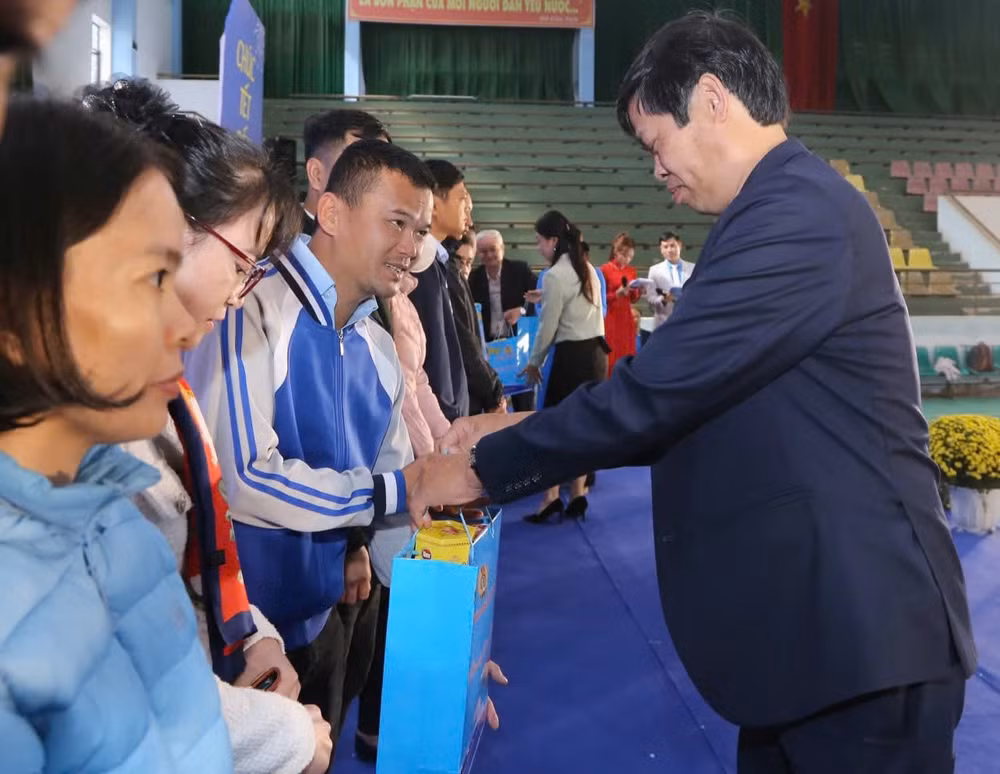 am long nguoi lao dong tinh dak lak voi nhung phan qua tu lien doan lao dong hinh 2