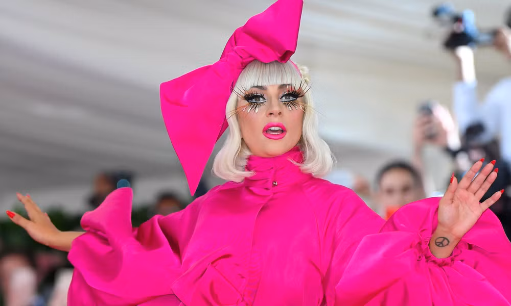lady gaga billie eilish va loat sao lon chung tay vi chay rung o los angeles hinh 1