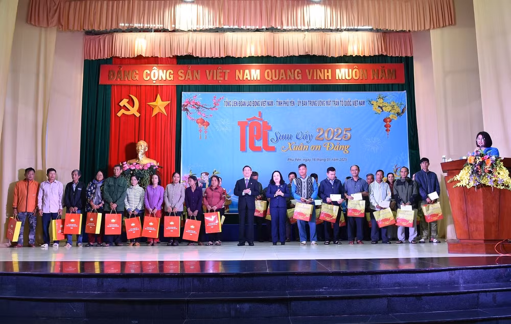 cham lo tet cho nhan dan vui tuoi phan khoi tao dong luc de thuc hien cac nhiem vu moi hinh 2