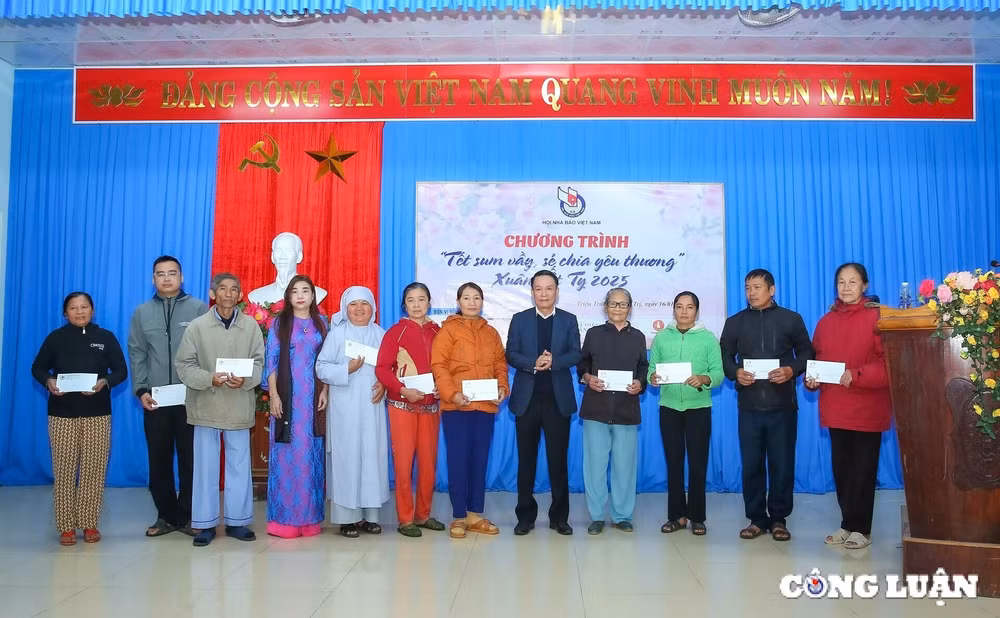 hoi nha bao viet nam noi vong tay nhan ai ho tro nguoi ngheo tinh quang tri hinh 12