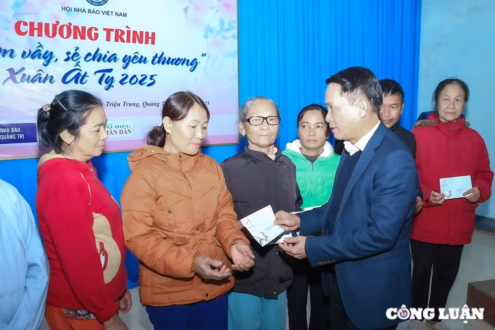 hoi nha bao viet nam noi vong tay nhan ai ho tro nguoi ngheo tinh quang tri hinh 3